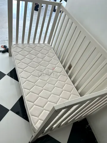 White wooden baby crib with mattress - good condition