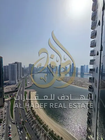 شقة 3 غرف وصالة بمساحة كبيرة وإطلالة بحرية وبلكونة وغرفة خادمة ماستر وخزائن حائط للإيجار في الشارقة مع باركن مجاني بسعر 85 ألف على 4 دفعات مع تسهيلات