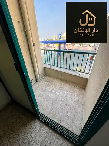 شقة غرفة وصالة للإيجار السنوي منطقة الجبيل اطلالة بحرية مفتوحة موقع ممتاز