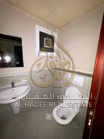 شقة غرفتين وصالة للإيجار في المجاز 3 | بلكونة | تكييف وغاز مركزي | باركينج | إطلالة مفتوحة وبحرية | خطوات من الكورنيش