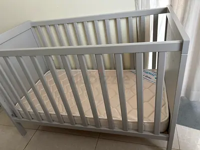 Ikea sundvik crib / baby cot (0-2 years baby to to toddler use cot)