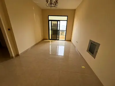 مساحه كبيره - تقسيم ممتاز _ بلكونه اطلاله مفتوحه _ تكيف مركزي _ صيانة فري _ موقع مميز