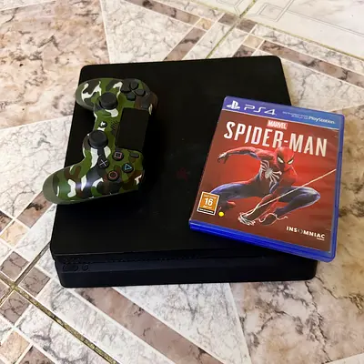PS4 slim 500gb with 1 controller and 1 game in Sharjah