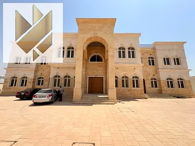 فيلا فاخرة للإيجار في منطقة الرحمانية. إجمالي مساحة الأرض: 27,000 قدم مربع. مساحة البناء: 15,000 قدم مربع. تضم 4 غرف نوم رئيسية واسعة ومجلسين بتصميم أ