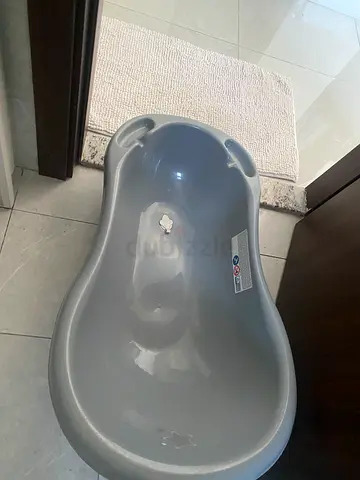 Light grey baby bathtub – simple, clean condition