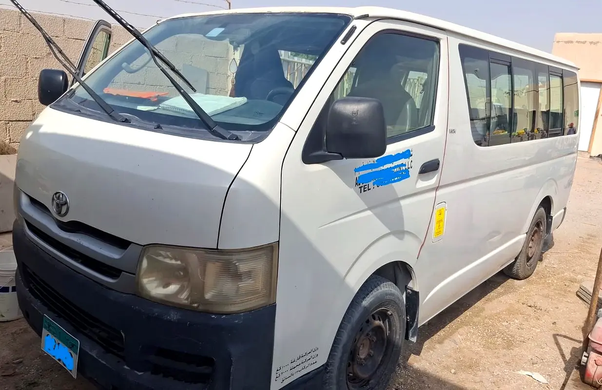 Toyota Hiace 2009 — photo 1 of 8