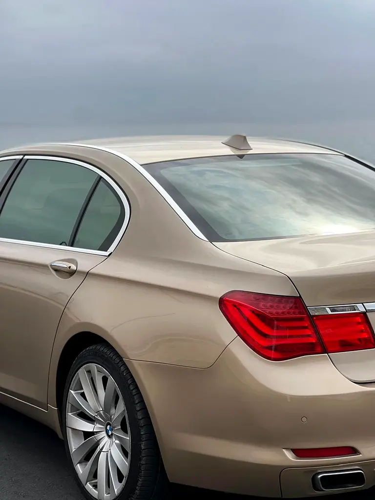 BMW 7-Series 2011 — photo 1 of 8