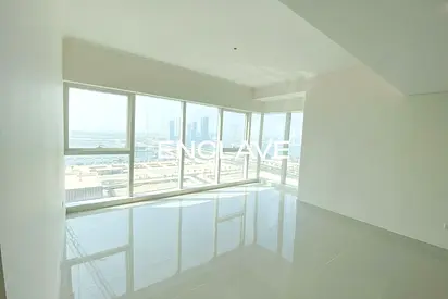 Panoramic and Palm Views | Bright Living Space