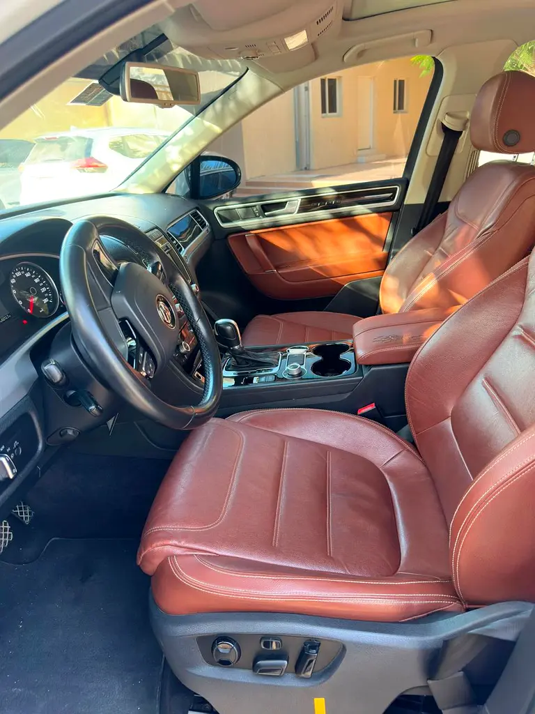 Volkswagen Touareg 2016 — photo 1 of 8