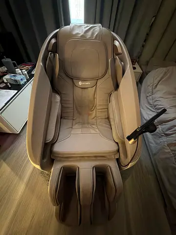 Full-body Shiatsu Massage Chair in Excellent Condition