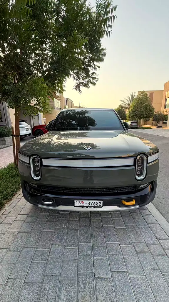 Rivian R1S 2022 — photo 1 of 6
