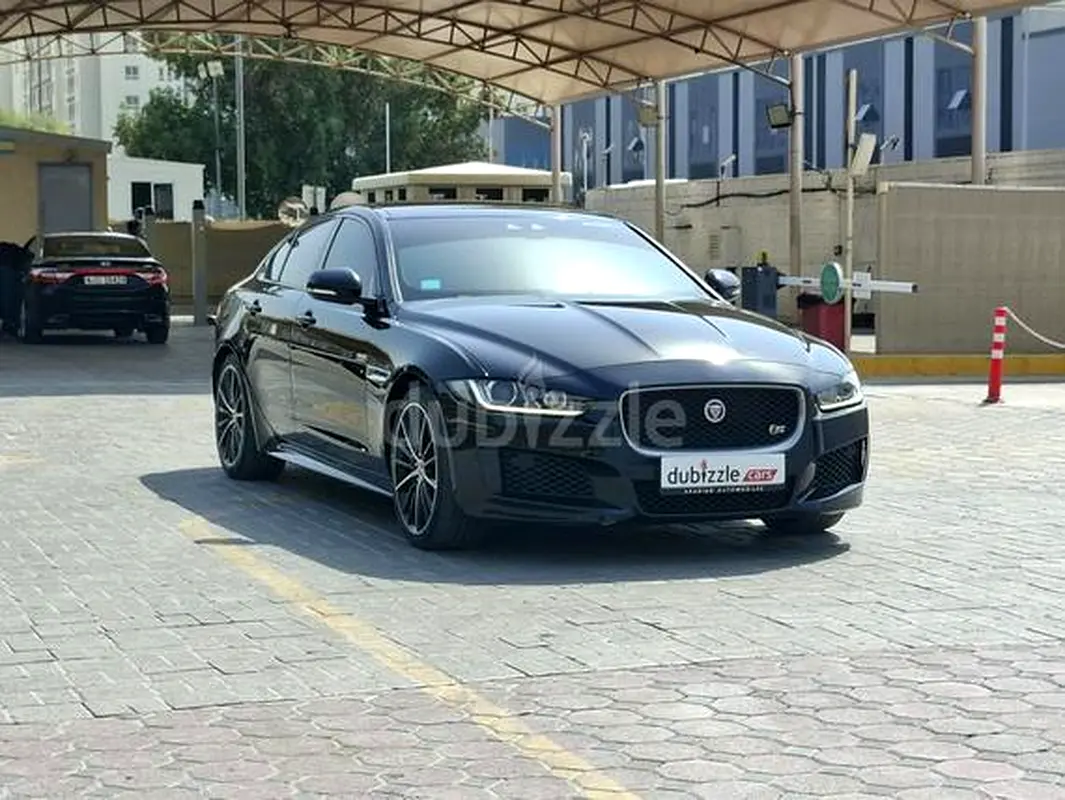 Jaguar XE 2018 — photo 1 of 12
