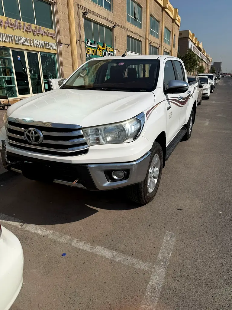 Toyota Hilux 2018 — photo 1 of 14
