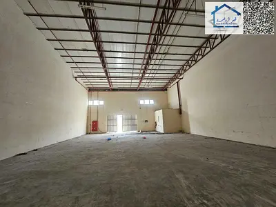 مستودع جديد بمساحة 6500 قدم مربع على الطريق الرئيسي، مزود بتيار كهربائي 43 كيلوواط، متاح للإيجار في منطقة صناعية حديثة في أم القيوين.