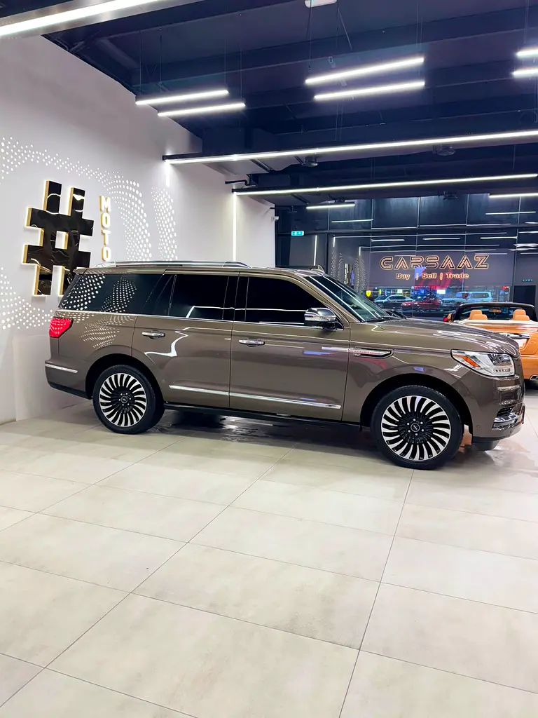 Lincoln Navigator 2019 — photo 1 of 9