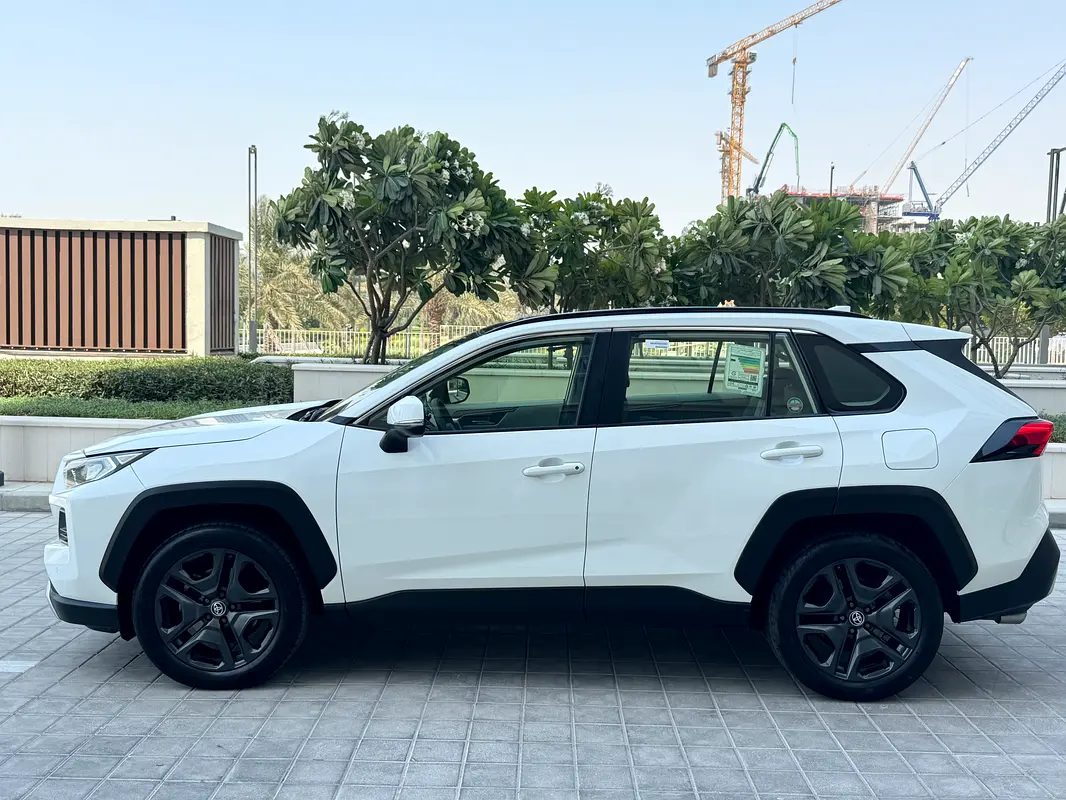 Toyota Rav 4 2022 — photo 1 of 20