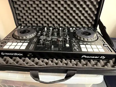 Pioneer DJ Rekordbox Controller DDJ 800 with Hard Case - Good Condition