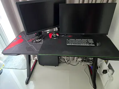 computer table - black , sleek look , sturdy 160cmx 80cm