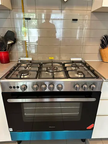 Barely used Hisense 5-burner Gas Cooker with Oven