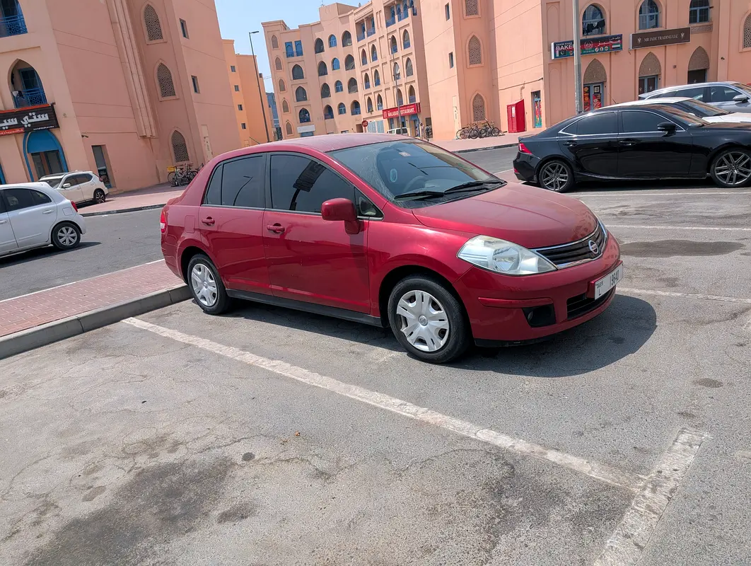 Nissan Tiida 2012 — photo 1 of 7