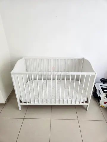 White Wooden Baby Crib in Good Condition