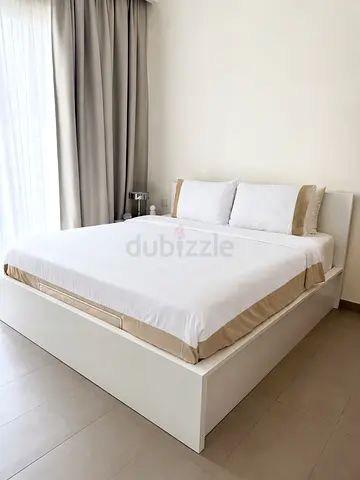 King storage bed with hydraulic lift - white