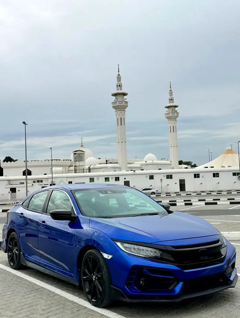 Honda Civic 2021 — photo 1 of 7
