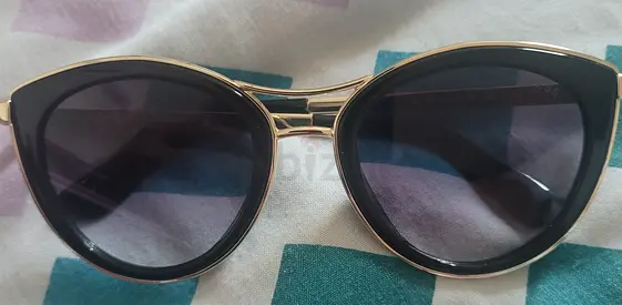 Guess Black cat-eye sunglasses with gold frame - New