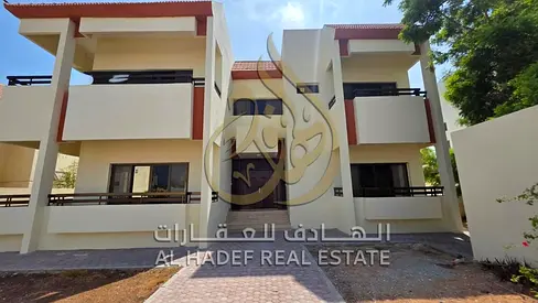 فيلا مستقلة للإيجار في شارقان الشارقة مجددة بالكامل 4 غرف نوم صالة كبيرة مجلس مستقل غرفة خادمة حديقة خاصة باركنج داخلي وخارجي مدخل خاص مساحات واسعة جا
