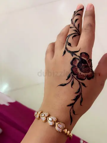 Henna artist