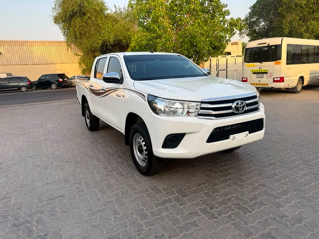 Toyota Hilux 2019 — photo 1 of 14