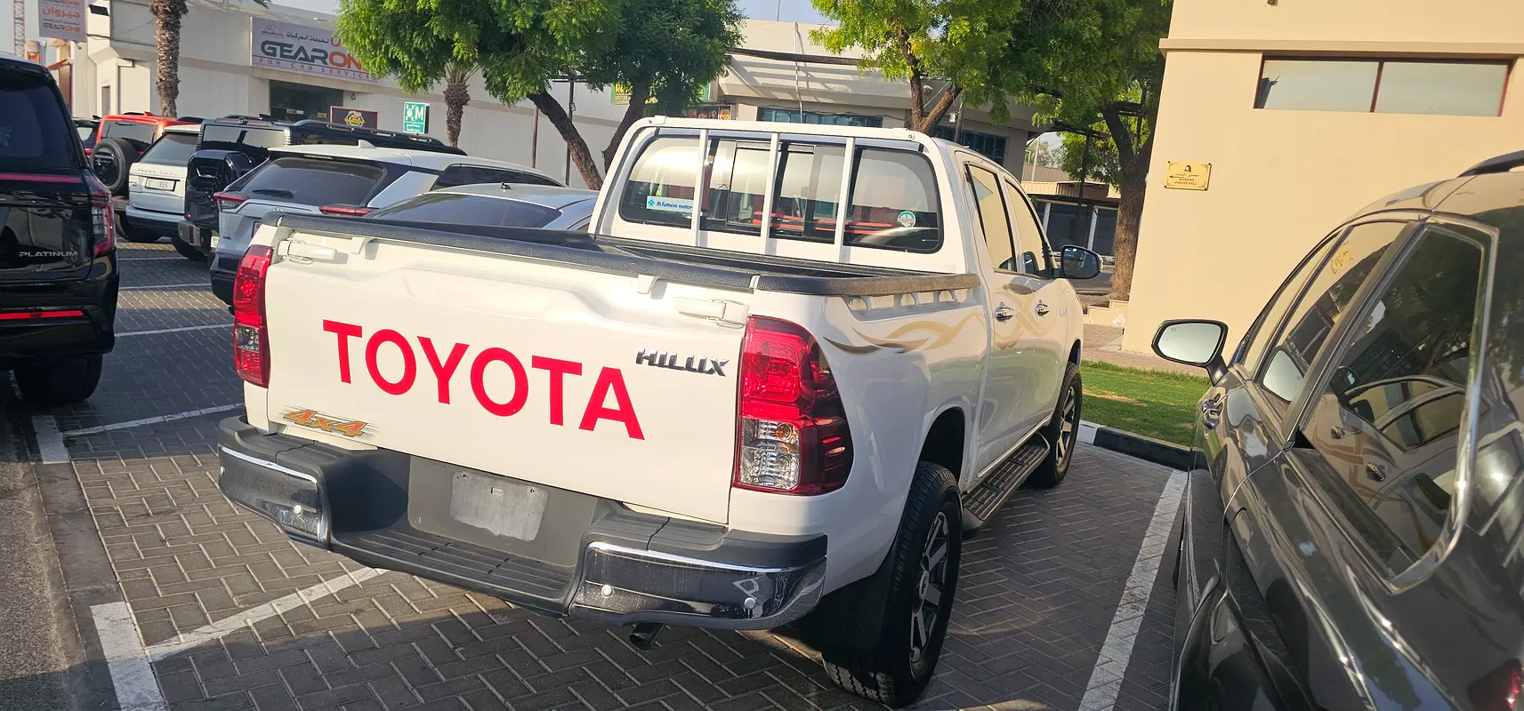 Toyota Hilux 2025 — photo 1 of 8