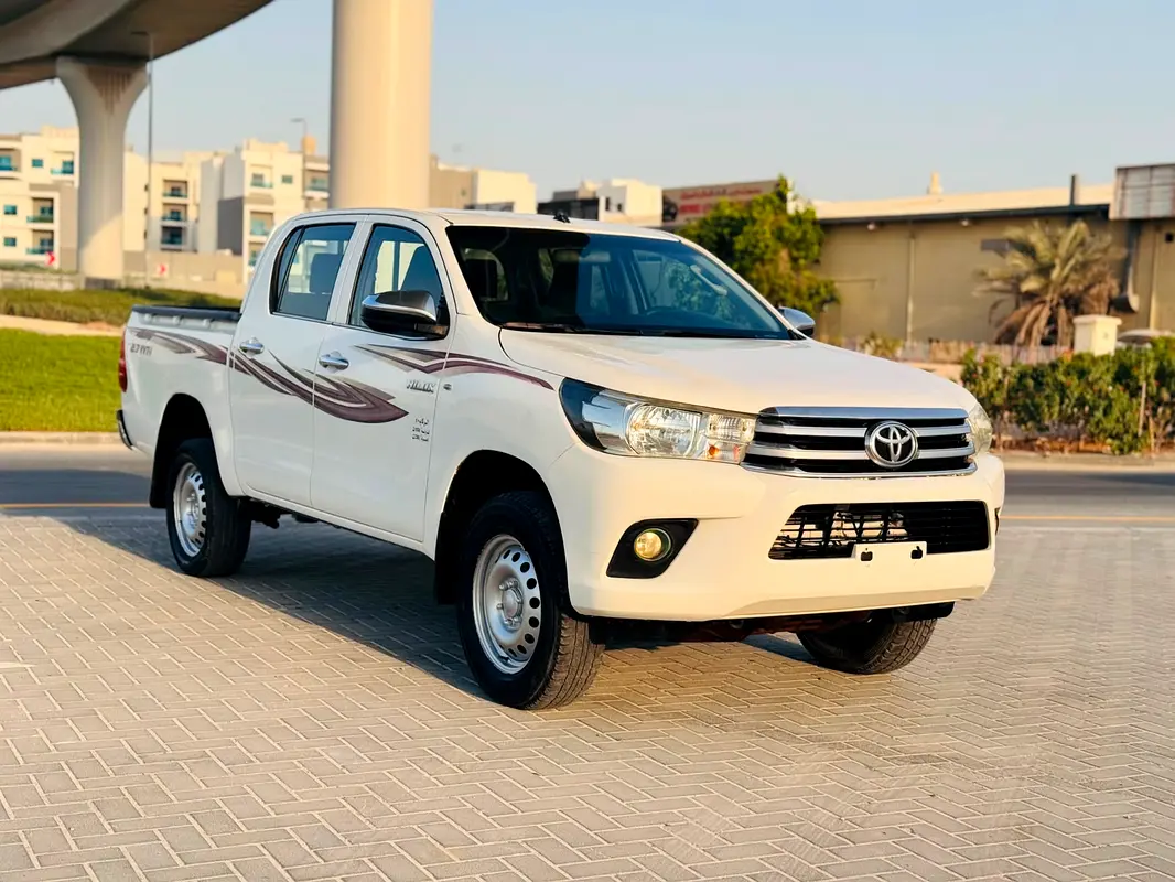 Toyota Hilux 2018 — photo 1 of 15