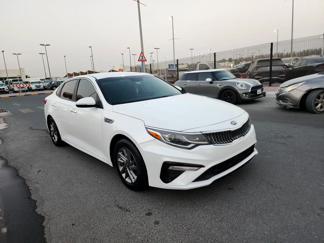 Kia Optima 2019 — photo 1 of 12