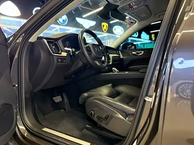 صورة 9 لـ 2022 Volvo XC60