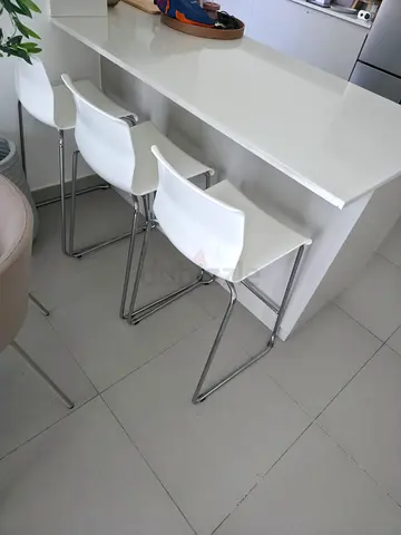 Set of 3 modern white bar stools with chrome legs - good condition