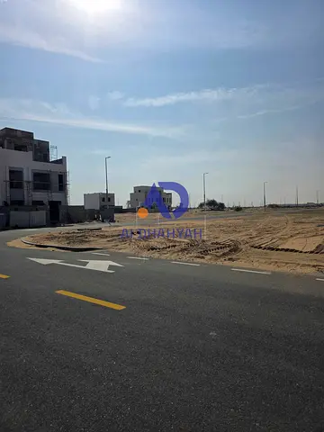 أرض سكني استثماري للبيع في مزيرعة A بالشارقة، مساحة 3,014 قدم، تصريح بناء G+2، جاهزة للتنازل والبناء فوراً، تملك حر للجنسيات العربية، موقع متميز، بسعر 510,000 كاش