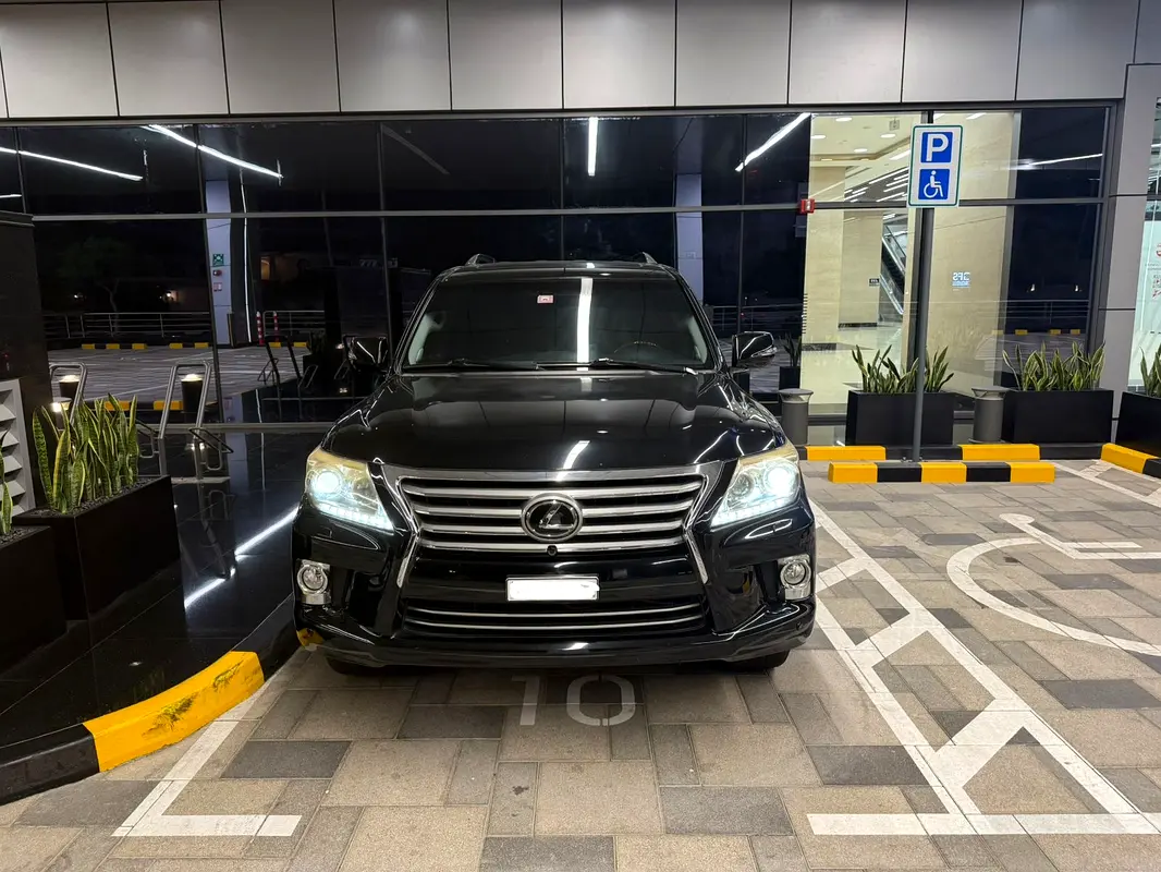 Lexus LX-Series 2012 — photo 1 of 10