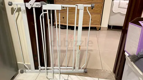 White Pressure-Mount Baby Safety Gate — 75-115cm, used