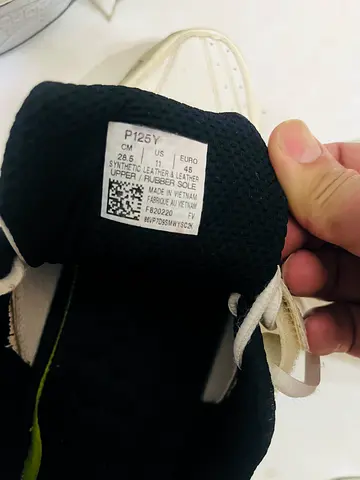 Sports shoes