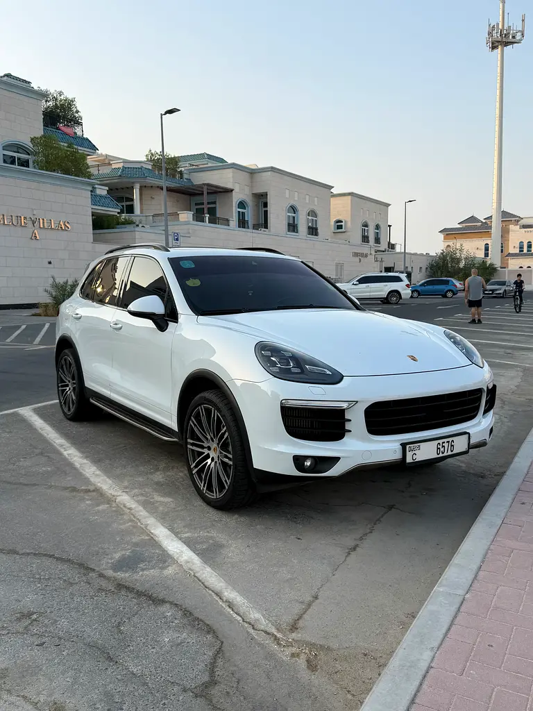 Porsche Cayenne 2015 — photo 1 of 11