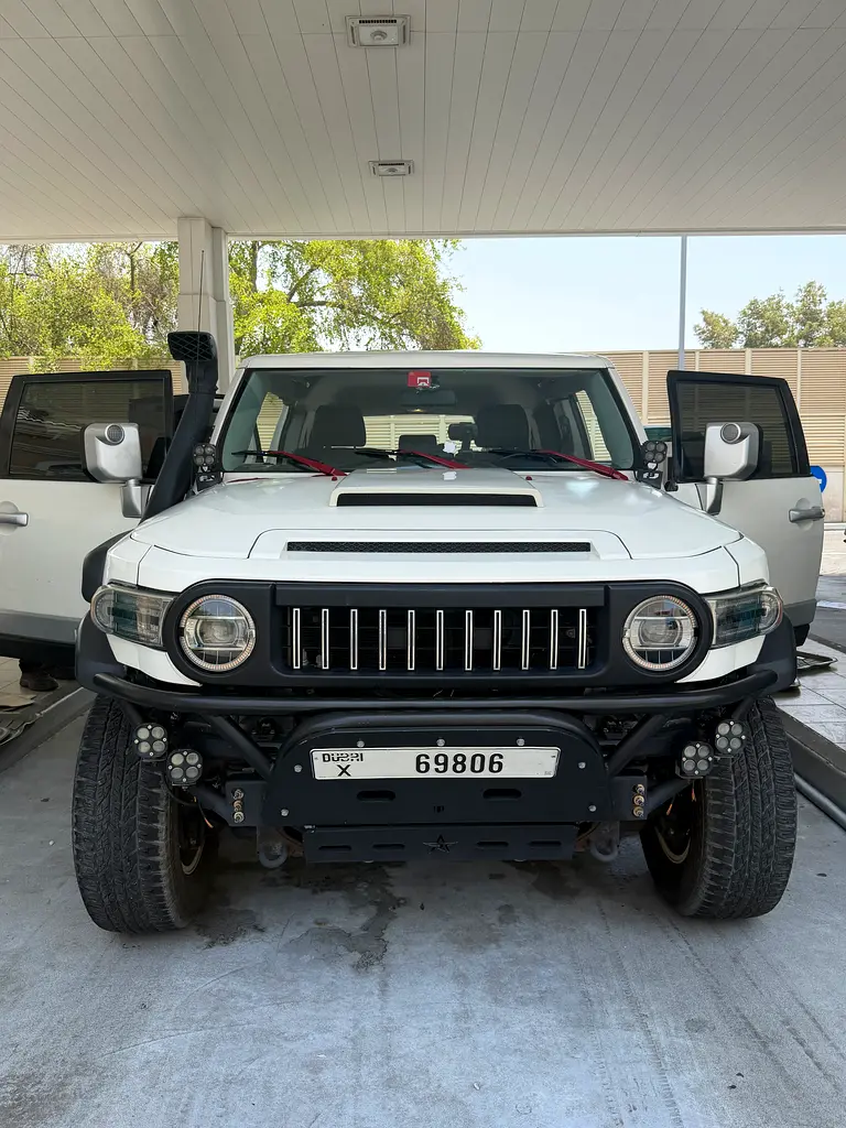 Toyota FJ Cruiser 2016 — photo 1 of 9