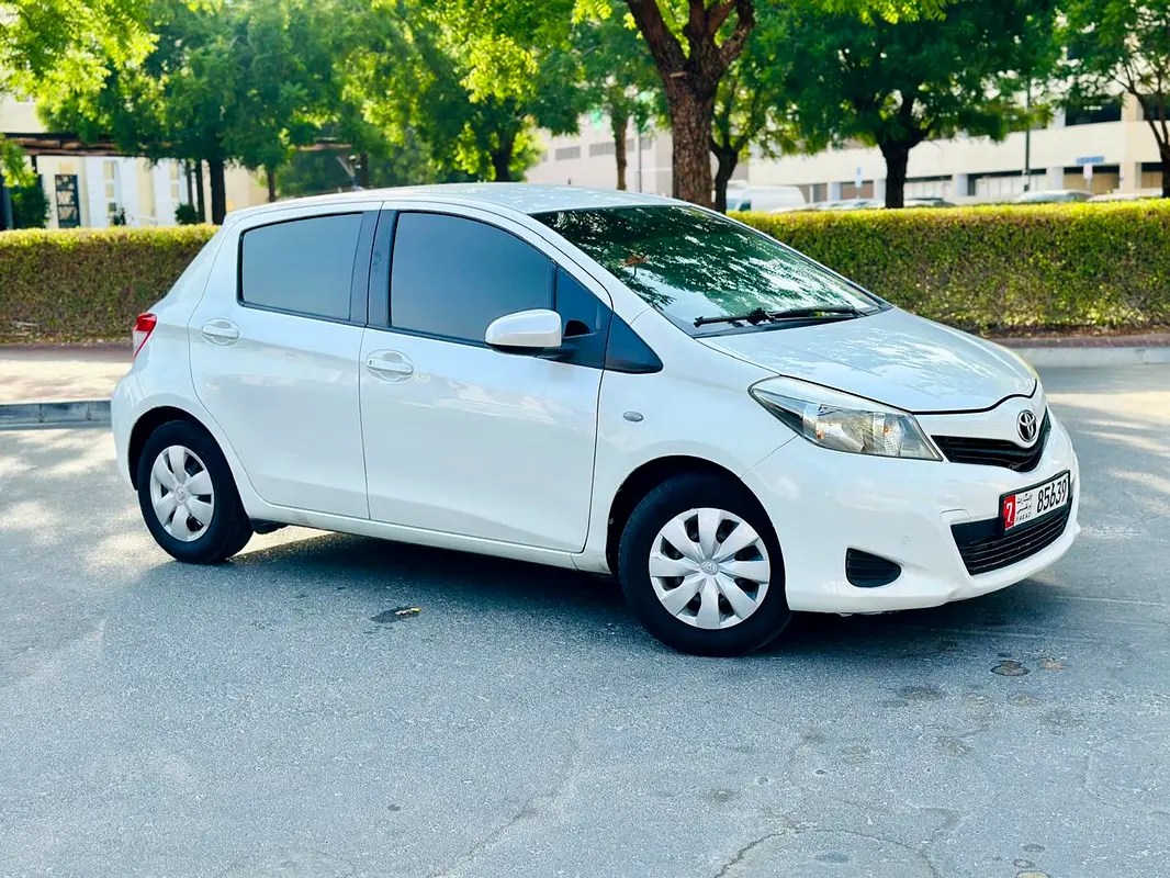 Toyota Yaris 2012 — photo 1 of 19