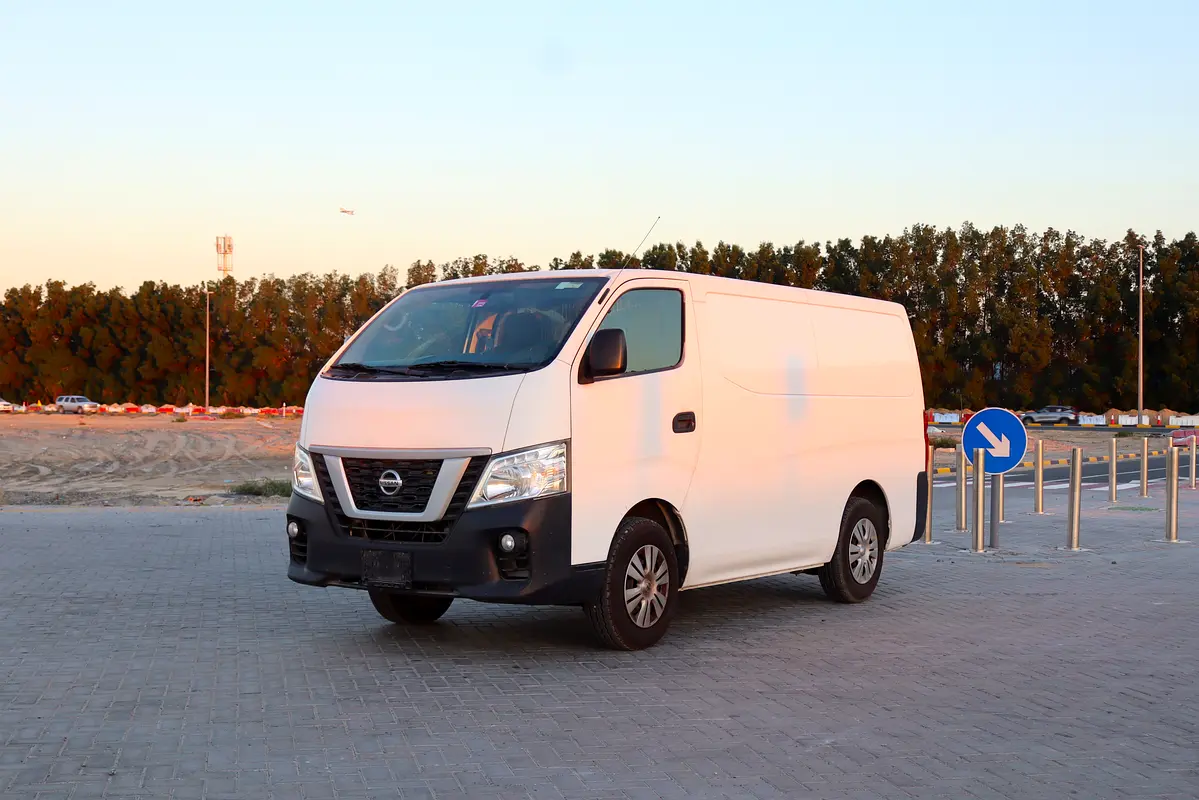 Nissan Urvan 2022 — photo 1 of 11