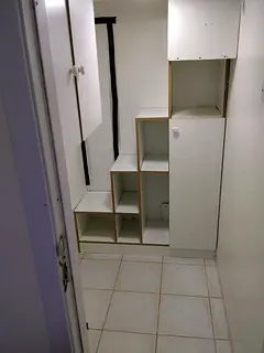 FULLY CLOSED PARTITION NEAR INSURANCE MARKET METRO 1100