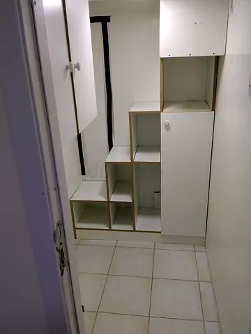 FULLY CLOSED PARTITION NEAR INSURANCE MARKET METRO 900