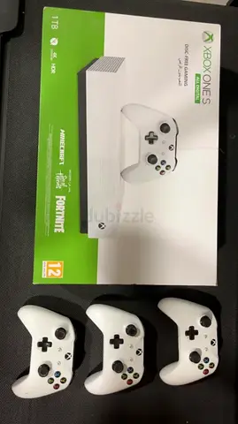 2x Xbox One S 1TB + 3 Controllers