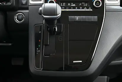 صورة 15 لـ 2026 Toyota GRANVIA