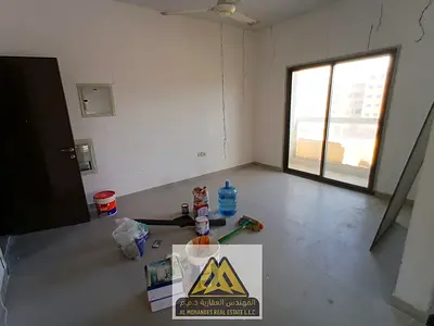 شقة غرفتين وصالة بمساحة كبيرة وبلكونة (إطلالة مفتوحة) للإيجار السنوي في الجرف الصناعية 2 عجمان، موقع حيوي وقريب من الخدمات بسعر 35 ألف على 4 دفعات (ا