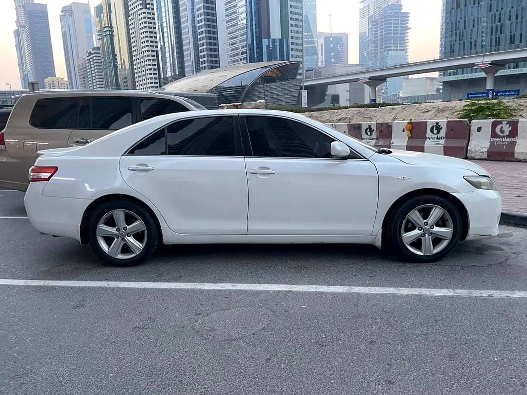 Toyota Camry 2011 — photo 1 of 10
